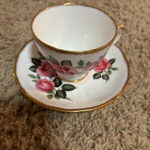 Royal Castle bone china teacup saucer cup set gold trim pink roses flowers